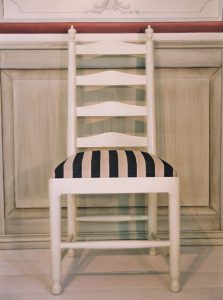 Ekolsund stol i gustaviansk stil med randigt möbeltyg på sits