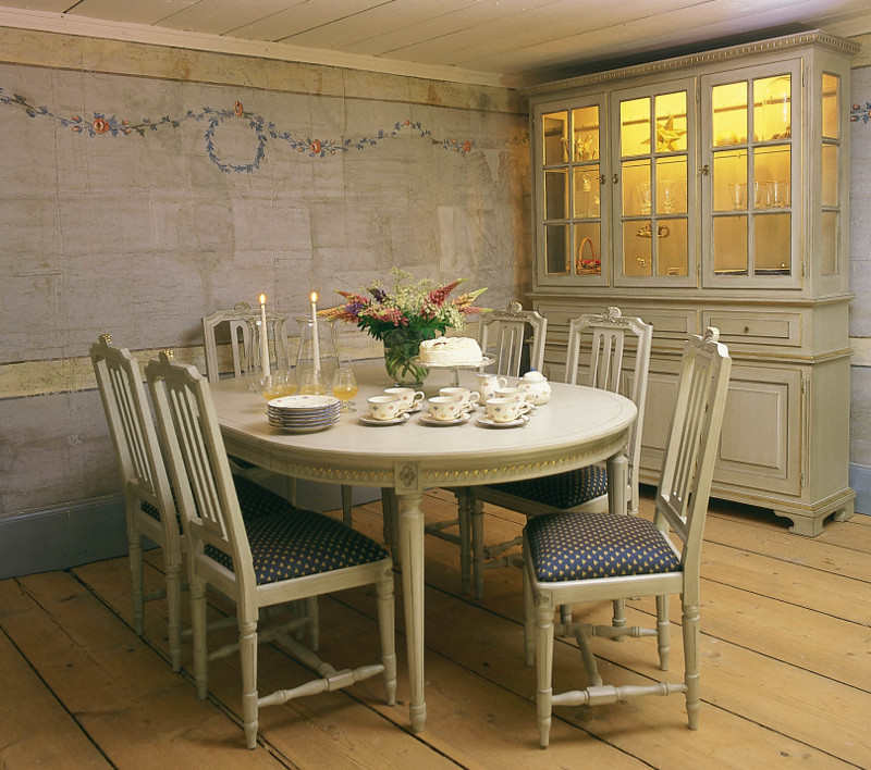Matgrupp med bord och stolar i gustaviansk stil och design